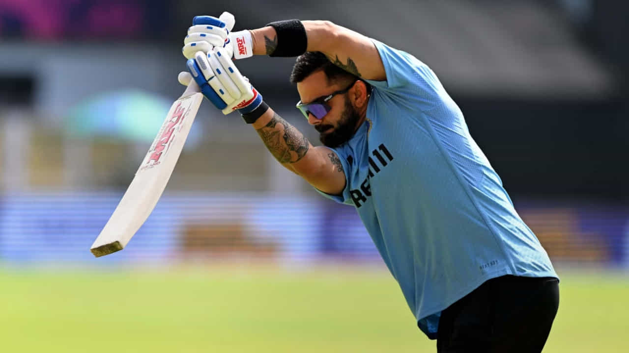 ಇಂಗ್ಲೆಂಡ್ ವಿರುದ್ಧದ ಏಕದಿನ ಸರಣಿಯಲ್ಲಿ ಭಾರತ ಕ್ರಿಕೆಟ್ ತಂಡ ಭರ್ಜರಿ ಆರಂಭ ಮಾಡಿದೆ. ನಾಗ್ಪುರದಲ್ಲಿ ನಡೆದ ಮೊದಲ ಏಕದಿನ ಪಂದ್ಯದಲ್ಲಿ ಇಂಗ್ಲೆಂಡ್ ವಿರುದ್ಧ ಭಾರತ 4 ವಿಕೆಟ್ಗಳ ಜಯ ಸಾಧಿಸಿತು. ಈ ಗೆಲುವಿನ ಹೊರತಾಗಿಯೂ, ಸ್ಟಾರ್ ಬ್ಯಾಟ್ಸ್ಮನ್ ವಿರಾಟ್ ಕೊಹ್ಲಿ ಗಾಯದಿಂದಾಗಿ ಈ ಪಂದ್ಯವನ್ನು ಆಡಿರಲಿಲ್ಲ. ಈಗ ಸರಣಿಯ ಎರಡನೇ ಪಂದ್ಯ ಫೆಬ್ರವರಿ 9 ರ ಭಾನುವಾರದಂದು ನಡೆಯಲಿದ್ದು, ಕೊಹ್ಲಿ ಇಂಜುರಿ ಬಗ್ಗೆ ಬಿಗ್ ಅಪ್ಡೇಟ್ ಹೊರಬಿದ್ದಿದೆ.