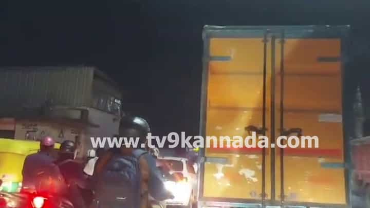 ಕೆಆರ್ ಮಾರುಕಟ್ಟೆ ಫ್ಲೈಓವರ್ನಲ್ಲಿ ಬಿಎಂಟಿಸಿ ಬಸ್, ಬೈಕ್ ಡಿಕ್ಕಿ: ಬೆಳ್ಳಂಬೆಳಗ್ಗೆಯೇ ಟ್ರಾಫಿಕ್ ಜಾಮ್ ಕೆಆರ್ ಮಾರುಕಟ್ಟೆ ಫ್ಲೈಓವರ್ನಲ್ಲಿ ಬಿಎಂಟಿಸಿ ಬಸ್, ಬೈಕ್ ಡಿಕ್ಕಿ: ಬೆಳ್ಳಂಬೆಳಗ್ಗೆಯೇ ಟ್ರಾಫಿಕ್ ಜಾಮ್