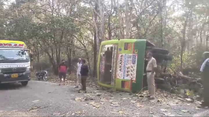 ಯಲ್ಲಾಪುರ: ಕಣ್ಣಿಗೇರಿ ಬಳಿ ಕೆಎಸ್ಆರ್ಟಿಸಿ ಬಸ್ ಪಲ್ಟಿ, 17 ಜನರಿಗೆ ಗಾಯ ಯಲ್ಲಾಪುರ: ಕಣ್ಣಿಗೇರಿ ಬಳಿ ಕೆಎಸ್ಆರ್ಟಿಸಿ ಬಸ್ ಪಲ್ಟಿ, 17 ಜನರಿಗೆ ಗಾಯ