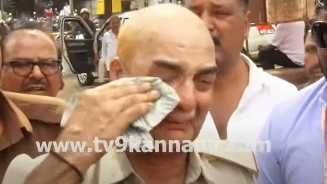 ಬೆಳಗಾವಿ ಜಿಲ್ಲೆಯಲ್ಲಿ ಮರಾಠಿ ಭಾಷಿಕರಿಂದ ಮತ್ತೇ ಪುಂಡಾಟ, ಕರ್ತವ್ಯನಿರತ ಕೆಎಸ್ಸಾರ್ಟಿಸಿ ನಿರ್ವಾಹಕ, ಚಾಲಕ ಮೇಲೆ ಹಲ್ಲೆ ಬೆಳಗಾವಿ ಜಿಲ್ಲೆಯಲ್ಲಿ ಮರಾಠಿ ಭಾಷಿಕರಿಂದ ಮತ್ತೇ ಪುಂಡಾಟ, ಕರ್ತವ್ಯನಿರತ ಕೆಎಸ್ಸಾರ್ಟಿಸಿ ನಿರ್ವಾಹಕ, ಚಾಲಕ ಮೇಲೆ ಹಲ್ಲೆ