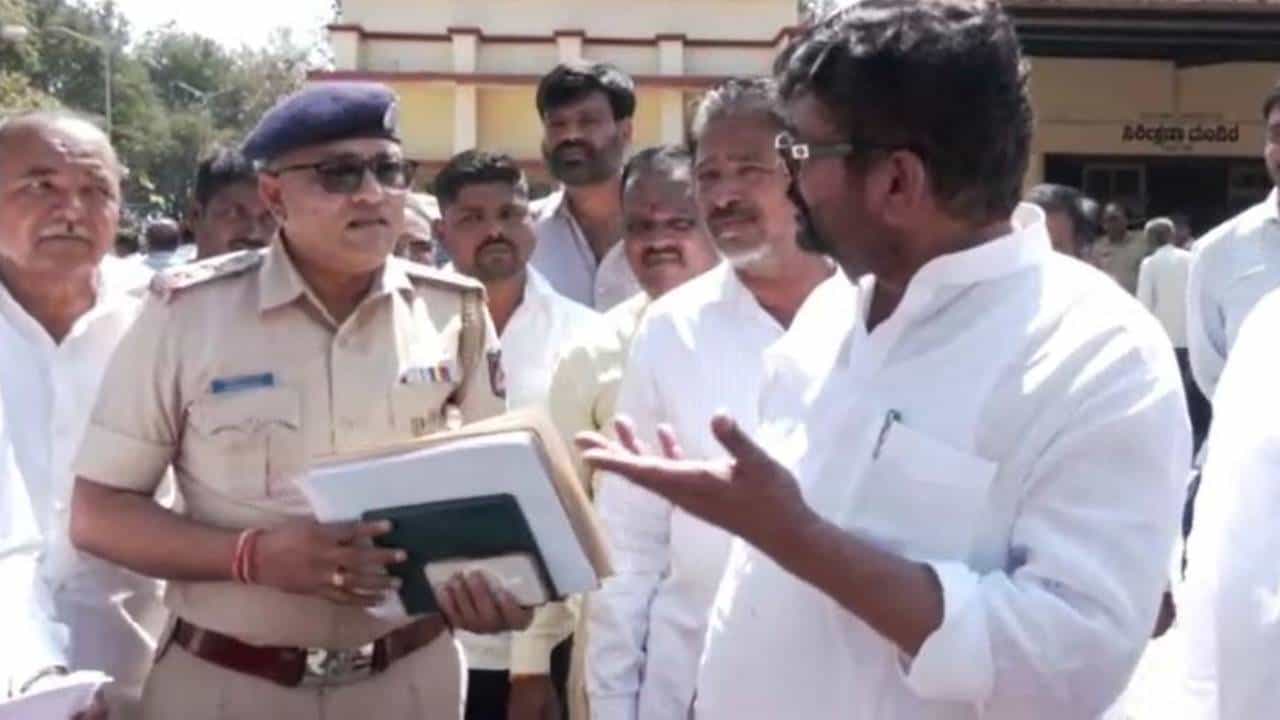 ಪೊಲೀಸರಿಗೆ ಉದ್ಯೋಗವೇ ಇಲ್ಲ, ಬರೀ ವಸೂಲಿ ಮಾಡೋದು: ಶಾಸಕ ವಿನಯ್ ಕುಲಕರ್ಣಿ ಕೆಂಡಾಮಂಡಲ ಪೊಲೀಸರಿಗೆ ಉದ್ಯೋಗವೇ ಇಲ್ಲ, ಬರೀ ವಸೂಲಿ ಮಾಡೋದು: ಶಾಸಕ ವಿನಯ್ ಕುಲಕರ್ಣಿ ಕೆಂಡಾಮಂಡಲ
