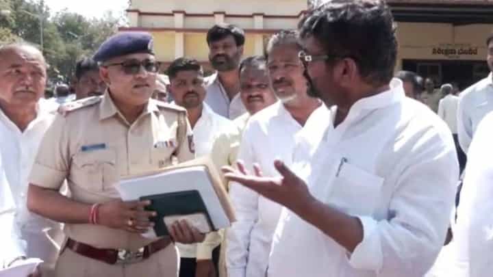 ಪೊಲೀಸರಿಗೆ ಉದ್ಯೋಗವೇ ಇಲ್ಲ, ಬರೀ ವಸೂಲಿ ಮಾಡೋದು: ಶಾಸಕ ವಿನಯ್ ಕುಲಕರ್ಣಿ ಕೆಂಡಾಮಂಡಲ ಪೊಲೀಸರಿಗೆ ಉದ್ಯೋಗವೇ ಇಲ್ಲ, ಬರೀ ವಸೂಲಿ ಮಾಡೋದು: ಶಾಸಕ ವಿನಯ್ ಕುಲಕರ್ಣಿ ಕೆಂಡಾಮಂಡಲ