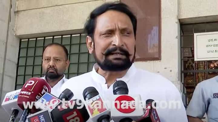 ಅಶೋಕಣ್ಣ ತನ್ನ ತಟ್ಟೆಯಲ್ಲಿ ಬಿದ್ದಿರುವ ಹೆಗ್ಗಣದ ಬಗ್ಗೆ ಯೋಚಿಸಲಿ, ಬೇರೆಯವರ ತಟ್ಟೆಯಲ್ಲಿನ ನೊಣದ ಬಗ್ಗೆ ಬೇಡ: ಲಕ್ಷ್ಮಣ ಸವದಿ ಅಶೋಕಣ್ಣ ತನ್ನ ತಟ್ಟೆಯಲ್ಲಿ ಬಿದ್ದಿರುವ ಹೆಗ್ಗಣದ ಬಗ್ಗೆ ಯೋಚಿಸಲಿ, ಬೇರೆಯವರ ತಟ್ಟೆಯಲ್ಲಿನ ನೊಣದ ಬಗ್ಗೆ ಬೇಡ: ಲಕ್ಷ್ಮಣ ಸವದಿ
