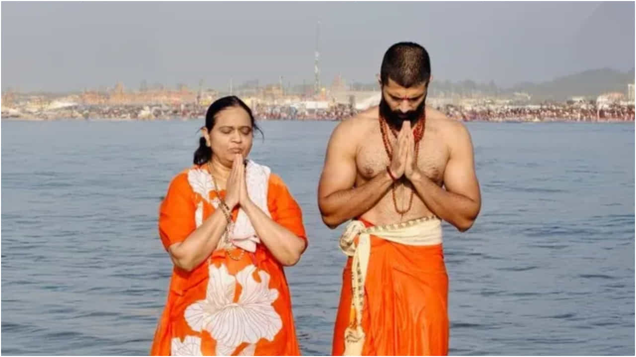 ತಾಯಿ ಜೊತೆ ಕುಂಭಮೇಳದಲ್ಲಿ ಪುಣ್ಯಸ್ನಾನ ಮಾಡಿದ ವಿಜಯ್ ದೇವರಕೊಂಡ ತಾಯಿ ಜೊತೆ ಕುಂಭಮೇಳದಲ್ಲಿ ಪುಣ್ಯಸ್ನಾನ ಮಾಡಿದ ವಿಜಯ್ ದೇವರಕೊಂಡ