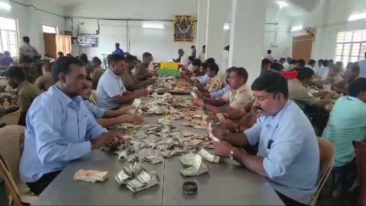 ಮತ್ತೊಮ್ಮೆ ಕೋಟ್ಯಧಿಪತಿಯಾದ ಮಲೆ ಮಹದೇಶ್ವರ: ಮಾದಪ್ಪನ ಹುಂಡಿಯಲ್ಲಿ ಸಿಕ್ತು 1.94 ಕೋಟಿ ರೂ. ಮತ್ತೊಮ್ಮೆ ಕೋಟ್ಯಧಿಪತಿಯಾದ ಮಲೆ ಮಹದೇಶ್ವರ: ಮಾದಪ್ಪನ ಹುಂಡಿಯಲ್ಲಿ ಸಿಕ್ತು 1.94 ಕೋಟಿ ರೂ.