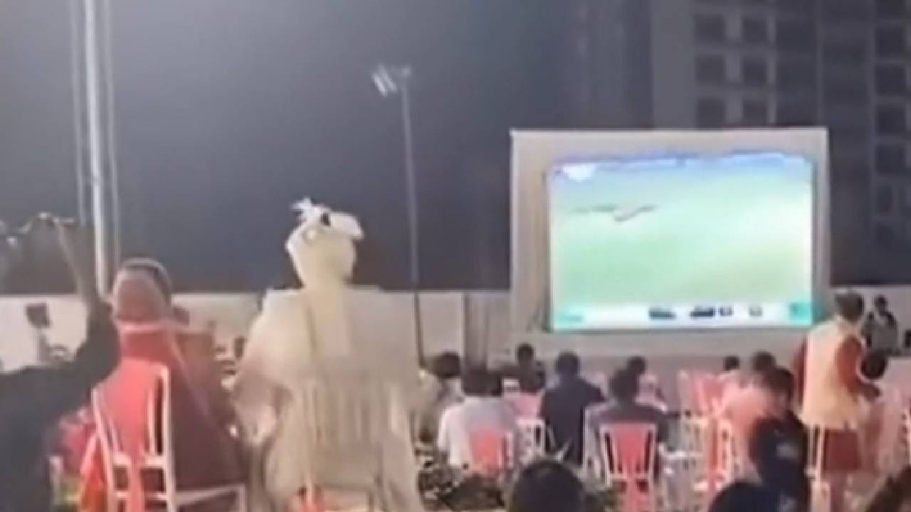 Viral Video: ಕ್ರಿಕೆಟ್ನಲ್ಲಿ ಪಾಕ್ ಎದುರು ಭಾರತದ ಜಯವನ್ನು ಸಂಭ್ರಮಿಸುತ್ತಾ ಮದುವೆಯಾದ ಜೋಡಿ Viral Video: ಕ್ರಿಕೆಟ್ನಲ್ಲಿ ಪಾಕ್ ಎದುರು ಭಾರತದ ಜಯವನ್ನು ಸಂಭ್ರಮಿಸುತ್ತಾ ಮದುವೆಯಾದ ಜೋಡಿ