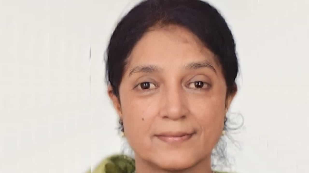 Meenakshi Negi: ಕರ್ನಾಟಕದ ಅರಣ್ಯ ಪಡೆಯ ಮೊದಲ ಮಹಿಳಾ ಮುಖ್ಯಸ್ಥರಾಗಿ ಮೀನಾಕ್ಷಿ ನೇಗಿ ನೇಮಕ Meenakshi Negi: ಕರ್ನಾಟಕದ ಅರಣ್ಯ ಪಡೆಯ ಮೊದಲ ಮಹಿಳಾ ಮುಖ್ಯಸ್ಥರಾಗಿ ಮೀನಾಕ್ಷಿ ನೇಗಿ ನೇಮಕ