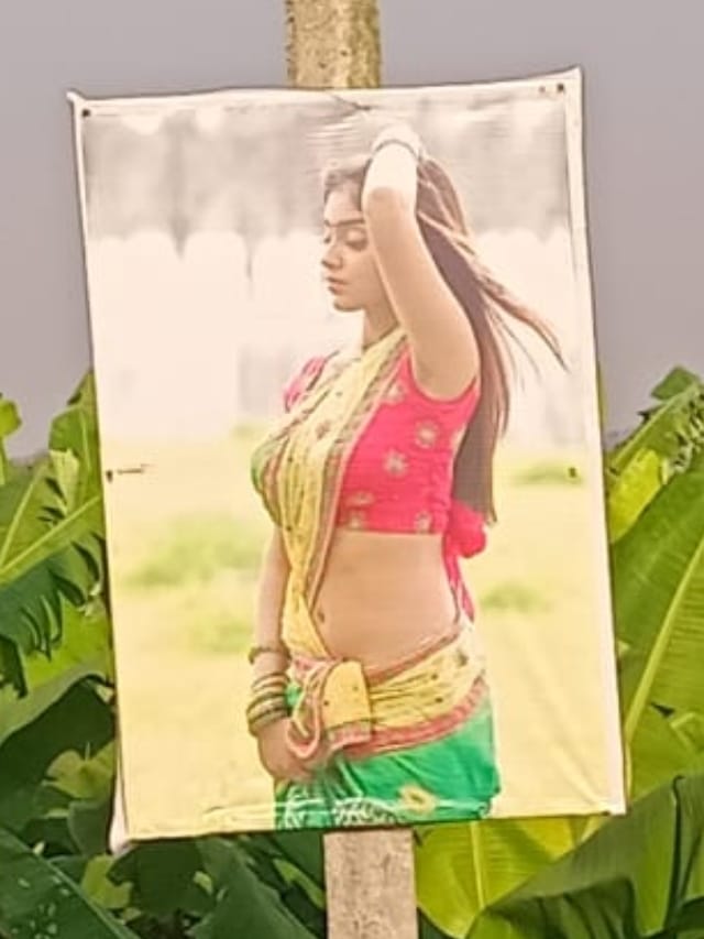 ದೃಷ್ಟಿ ಗೊಂಬೆಯಾಗಿ ಜಮೀನಿಗೆ ಮಾಡೆಲ್​ಗಳ ಅರೆನಗ್ನ ಫೋಟೋ ಅಳವಡಿಸಿದ ರೈತ!