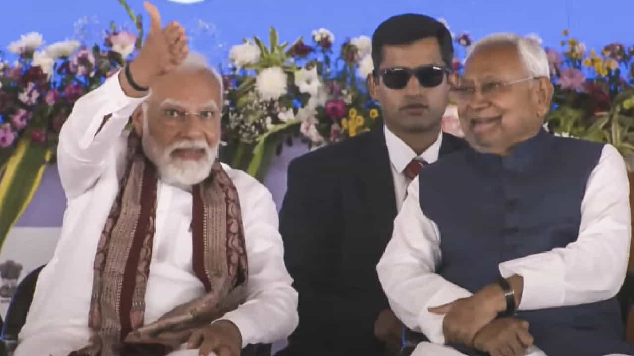 ಜಂಗಲ್ ರಾಜ್ ಜನರು ನಮ್ಮ ನಂಬಿಕೆಯನ್ನು ದ್ವೇಷಿಸುತ್ತಾರೆ; ಲಾಲು ಯಾದವ್ ವಿರುದ್ಧ ಪ್ರಧಾನಿ ಮೋದಿ ವಾಗ್ದಾಳಿ ಜಂಗಲ್ ರಾಜ್ ಜನರು ನಮ್ಮ ನಂಬಿಕೆಯನ್ನು ದ್ವೇಷಿಸುತ್ತಾರೆ; ಲಾಲು ಯಾದವ್ ವಿರುದ್ಧ ಪ್ರಧಾನಿ ಮೋದಿ ವಾಗ್ದಾಳಿ