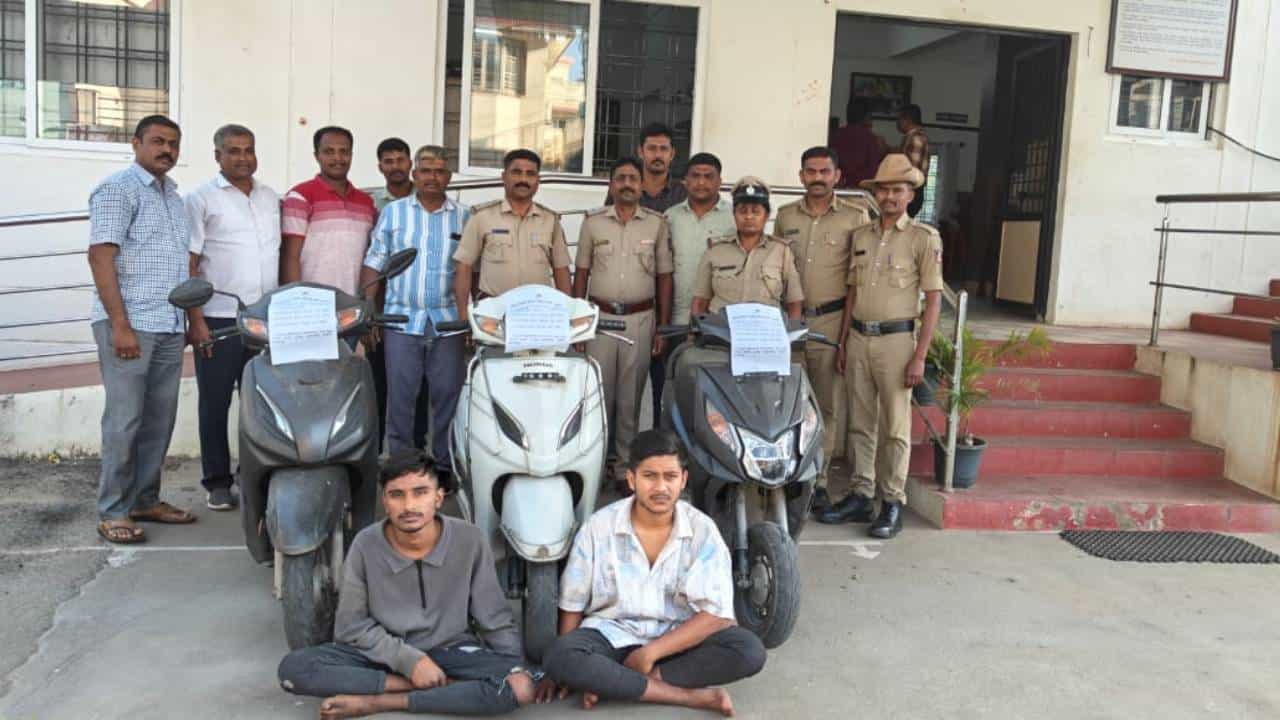 ಕೋಲಾರ: ಸ್ಮಶಾನದಲ್ಲಿ ವಾಸ, ಅಲ್ಲೇ ಸ್ಕೆಚ್; ಜನರ ನಿದ್ದೆಗೆಡಿಸಿದ್ದ ಮಂಕಿಕ್ಯಾಪ್ ಗ್ಯಾಂಗ್ ಭೇದಿಸಿದ ಖಾಕಿ ಕೋಲಾರ: ಸ್ಮಶಾನದಲ್ಲಿ ವಾಸ, ಅಲ್ಲೇ ಸ್ಕೆಚ್; ಜನರ ನಿದ್ದೆಗೆಡಿಸಿದ್ದ ಮಂಕಿಕ್ಯಾಪ್ ಗ್ಯಾಂಗ್ ಭೇದಿಸಿದ ಖಾಕಿ