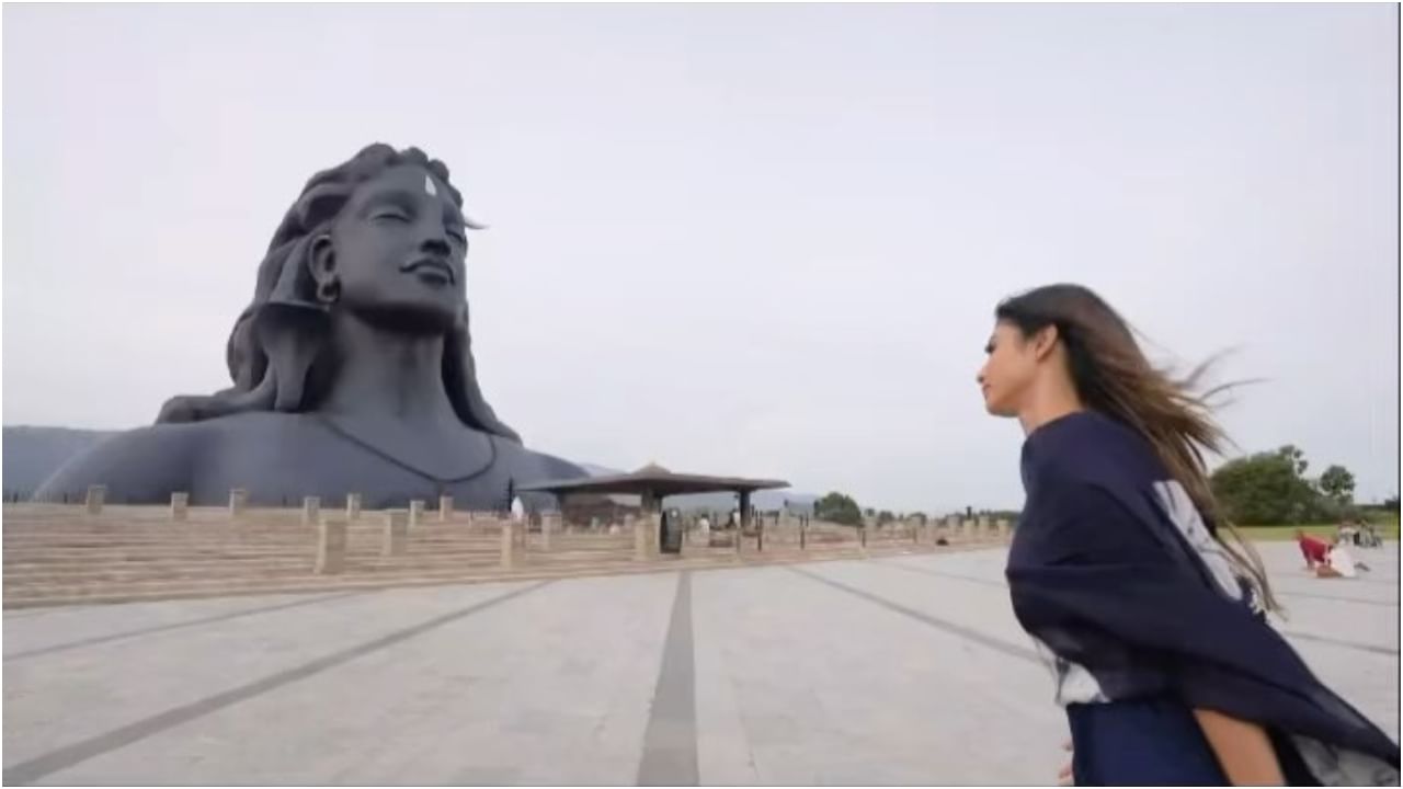ಶಿವರಾತ್ರಿ ಸಂಭ್ರಮ: ಆದಿಯೋಗಿ ಪ್ರತಿಮೆ ಎದುರು ಮೌನಿ ರಾಯ್ ಧ್ಯಾನ