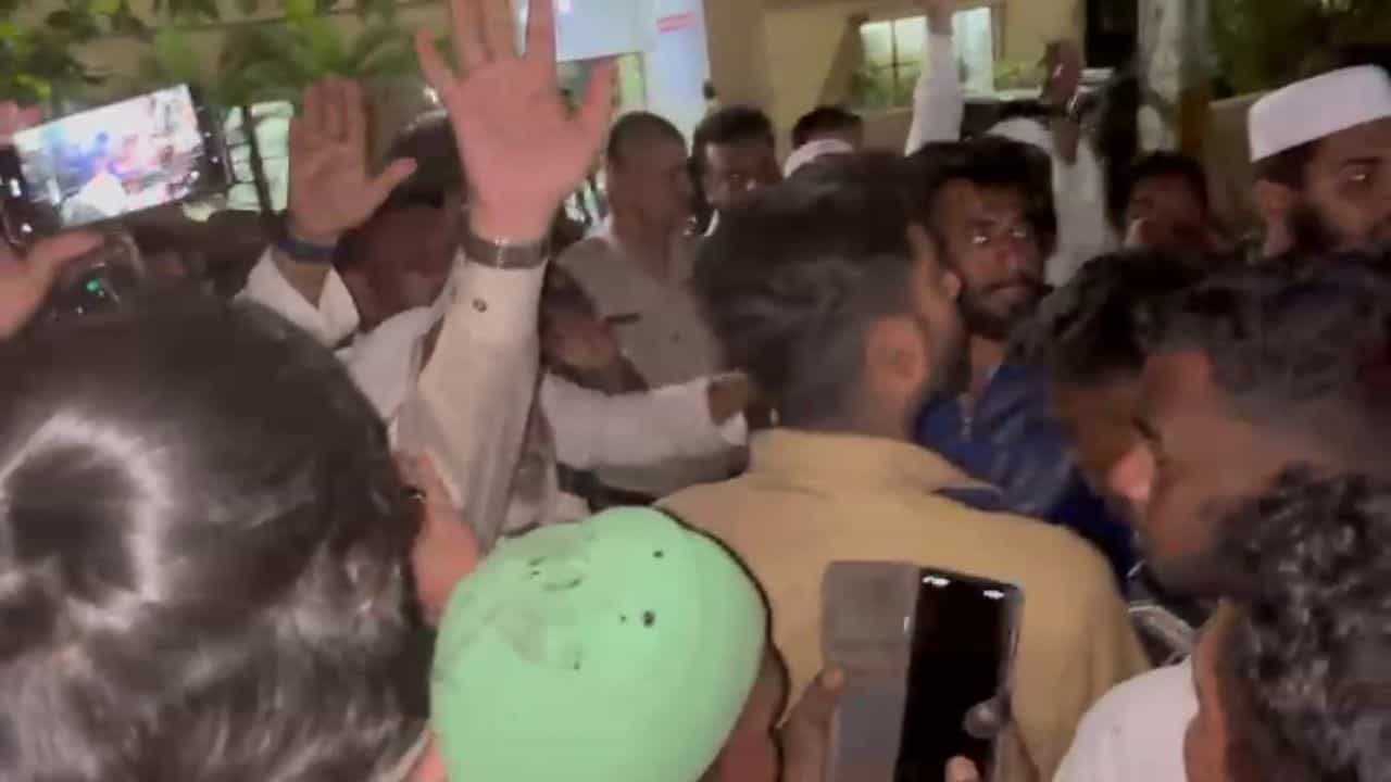ಮೈಸೂರಿನಲ್ಲಿ ಕಿಡಿ ಹೊತ್ತಿಸಿದ ಸಾಮಾಜಿಕ ಮಾಧ್ಯಮ ಪೋಸ್ಟ್: ಉದಯಗಿರಿ ಠಾಣೆ ಮೇಲೆ ಕಲ್ಲು ತೂರಾಟ, ಅಶ್ರುವಾಯು ಪ್ರಯೋಗ ಮೈಸೂರಿನಲ್ಲಿ ಕಿಡಿ ಹೊತ್ತಿಸಿದ ಸಾಮಾಜಿಕ ಮಾಧ್ಯಮ ಪೋಸ್ಟ್: ಉದಯಗಿರಿ ಠಾಣೆ ಮೇಲೆ ಕಲ್ಲು ತೂರಾಟ, ಅಶ್ರುವಾಯು ಪ್ರಯೋಗ