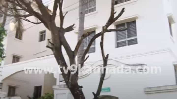 ಮೈಸೂರಲ್ಲಿ ಕುಟುಂಬದ ಮೂವರಿಗೆ ವಿಷವಿಕ್ಕಿ ನಂತರ ತಾನೂ ನೇಣು ಬಿಗಿದುಕೊಂಡು ಸಾವಿಗೆ ಶರಣಾದ ವ್ಯಕ್ತಿ ಮೈಸೂರಲ್ಲಿ ಕುಟುಂಬದ ಮೂವರಿಗೆ ವಿಷವಿಕ್ಕಿ ನಂತರ ತಾನೂ ನೇಣು ಬಿಗಿದುಕೊಂಡು ಸಾವಿಗೆ ಶರಣಾದ ವ್ಯಕ್ತಿ
