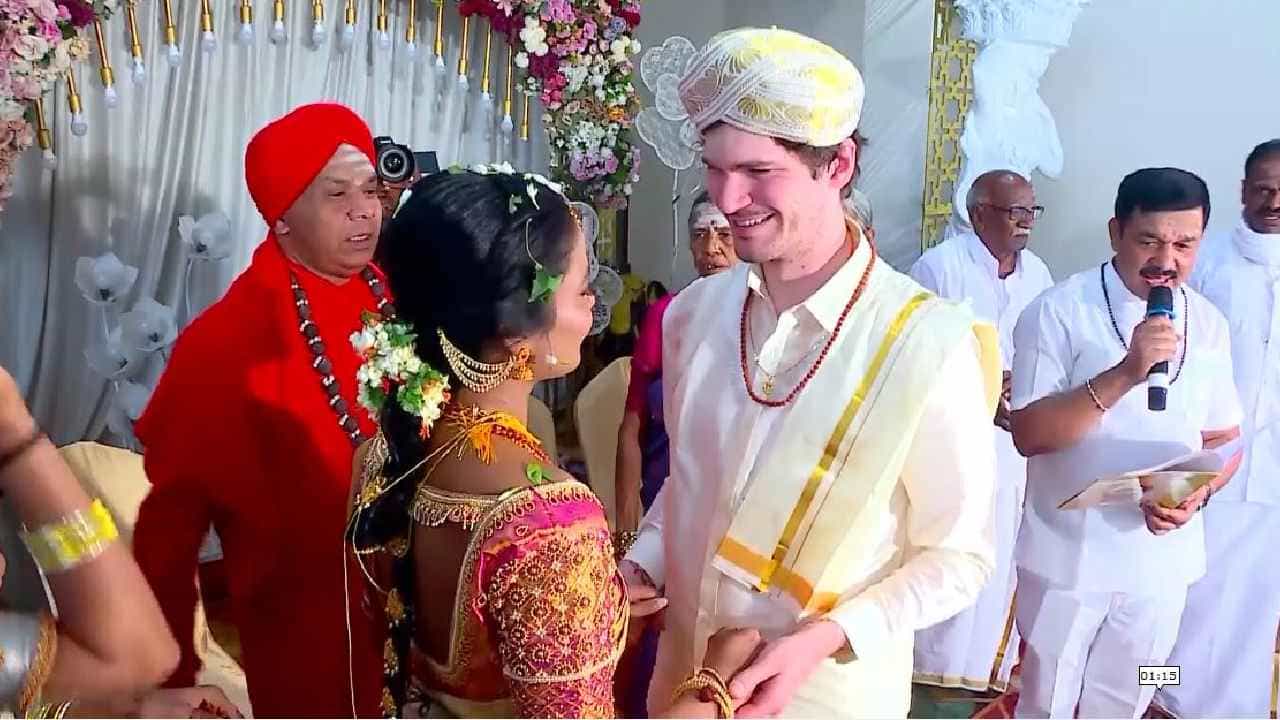 ಈತನ ಹೆಸರು ರುಟ್ಗೇರ್.. ಈತ ಮೂಲತಃ ನೆದರ್ ಲ್ಯಾಂಡ್ ಯುವಕ. ಈಕೆ ಹೆಸರು ವಿದ್ಯಾ ಈಕೆ ಮೈಸೂರಿನ ಯುವತಿ.
ಇವರಿಬ್ಬರು ಪರಸ್ಪರ ಪ್ರೀತಿಸಿ ತಮ್ಮ ಕುಟುಂಬಸ್ಥರನ್ನ ಒಪ್ಪಿಸಿ ಇಂದು (ಫೆಬ್ರವರಿ 17) ಮೈಸೂರಿನಲ್ಲಿ ವಚನ ಮಾಂಗಲ್ಯದ ಮೂಲಕ ದಾಂಪತ್ಯ ಜೀವನಕ್ಕೆ ಕಾಲಿರಿಸಿದ್ದಾರೆ.