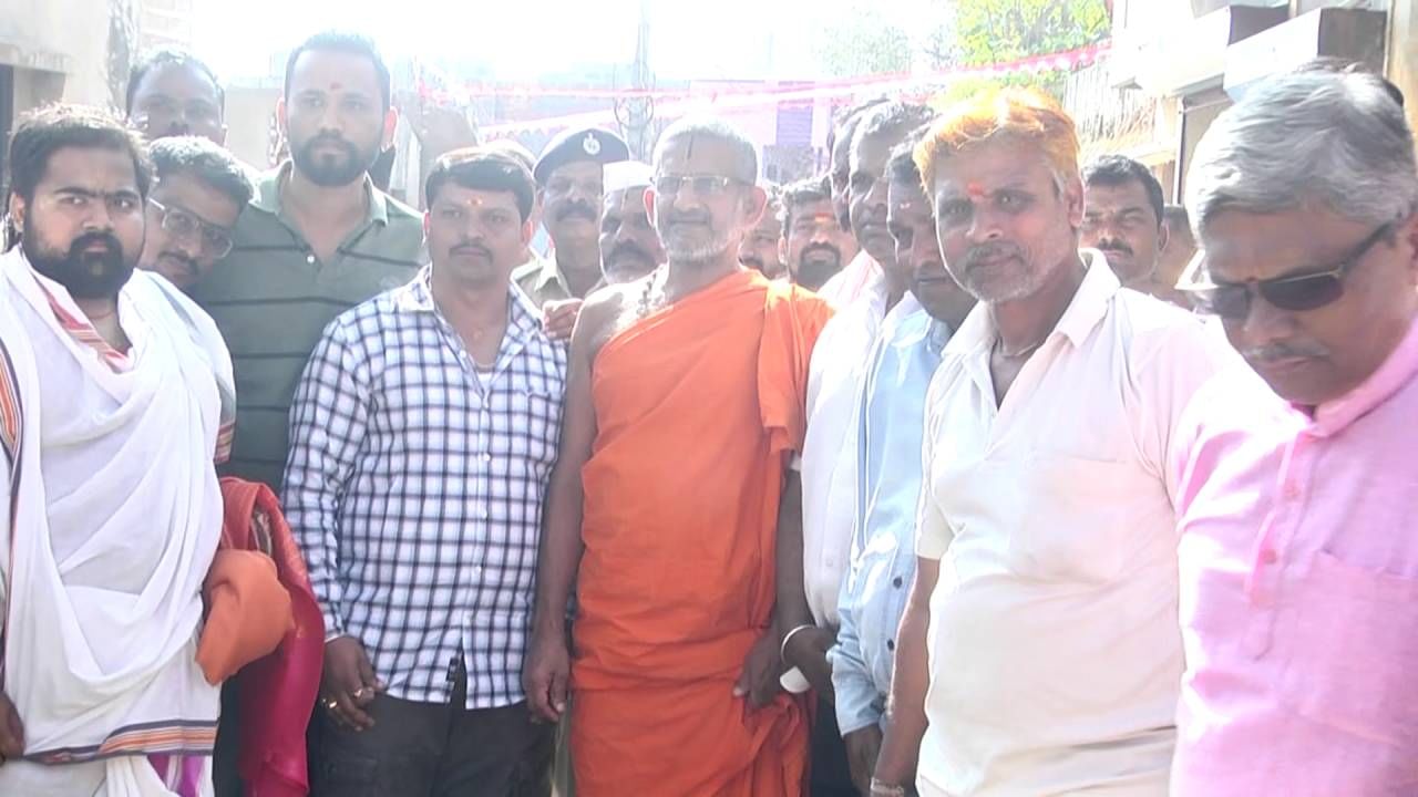 ಧಾರವಾಡದ ಶ್ರಮಿಕರ ಮತ್ತು ಕಾರ್ಮಿಕರ ಬಡಾವಣೆಗಳಲ್ಲಿ ಪೇಜಾವರ ಶ್ರೀಗಳ ಪಾದಯಾತ್ರೆ