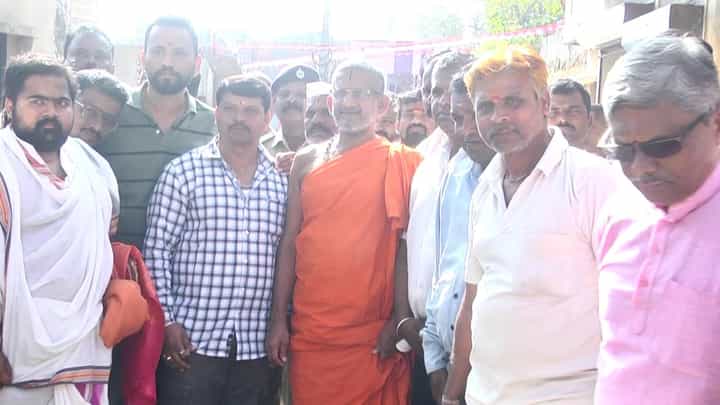 ಧಾರವಾಡದ ಶ್ರಮಿಕರ ಮತ್ತು ಕಾರ್ಮಿಕರ ಬಡಾವಣೆಗಳಲ್ಲಿ ಪೇಜಾವರ ಶ್ರೀಗಳ ಪಾದಯಾತ್ರೆ ಧಾರವಾಡದ ಶ್ರಮಿಕರ ಮತ್ತು ಕಾರ್ಮಿಕರ ಬಡಾವಣೆಗಳಲ್ಲಿ ಪೇಜಾವರ ಶ್ರೀಗಳ ಪಾದಯಾತ್ರೆ