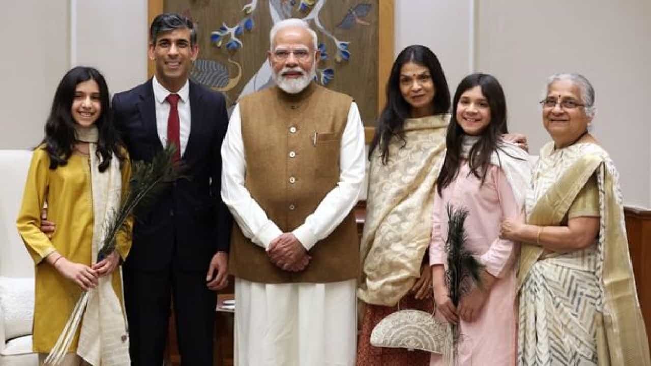 ಇಂಗ್ಲೆಂಡ್ ಮಾಜಿ ಪಿಎಂ ರಿಷಿ ಸುನಕ್ ಕುಟುಂಬವನ್ನು ಭೇಟಿಯಾದ ಪ್ರಧಾನಿ ಮೋದಿ ಇಂಗ್ಲೆಂಡ್ ಮಾಜಿ ಪಿಎಂ ರಿಷಿ ಸುನಕ್ ಕುಟುಂಬವನ್ನು ಭೇಟಿಯಾದ ಪ್ರಧಾನಿ ಮೋದಿ