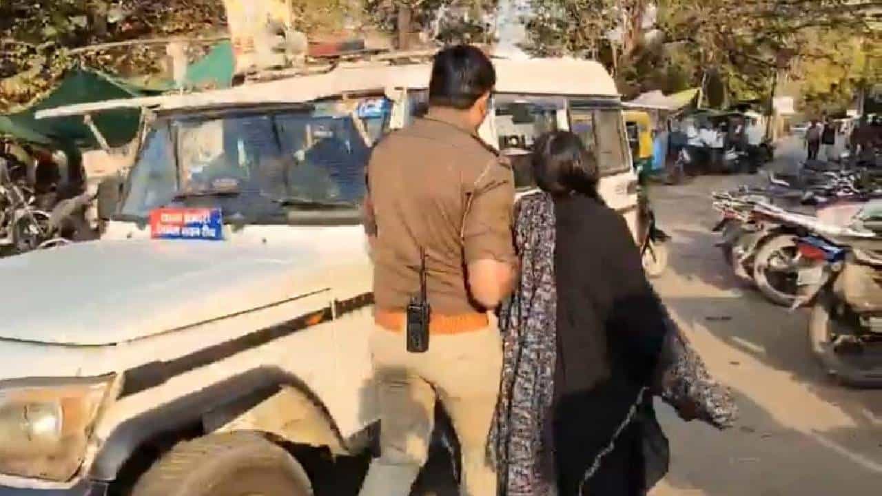 ಮಧ್ಯಪ್ರದೇಶ: ವಿವಾಹ ನೋಂದಣಿ ಮಾಡಿಸಲು ಹೋದ ದಂಪತಿ ಮೇಲೆ ವಕೀಲರಿಂದ ದಾಳಿ ಮಧ್ಯಪ್ರದೇಶ: ವಿವಾಹ ನೋಂದಣಿ ಮಾಡಿಸಲು ಹೋದ ದಂಪತಿ ಮೇಲೆ ವಕೀಲರಿಂದ ದಾಳಿ