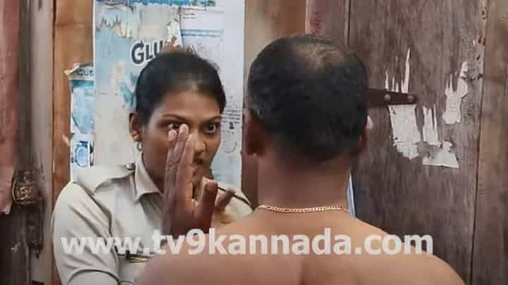 ದೇವರ ದರ್ಶನಕ್ಕೆ ಪೊಲೀಸ್ ಎಂಬ ಕಾರಣಕ್ಕಾಗಿ ಸರತಿ ಸಾಲು ಬಿಟ್ಟು ಮುನ್ನುಗ್ಗಿದವನನ್ನು ಲೇಡಿ ಕಾನ್ಸ್ಟೇಬಲ್ ತಡೆದರು! ದೇವರ ದರ್ಶನಕ್ಕೆ ಪೊಲೀಸ್ ಎಂಬ ಕಾರಣಕ್ಕಾಗಿ ಸರತಿ ಸಾಲು ಬಿಟ್ಟು ಮುನ್ನುಗ್ಗಿದವನನ್ನು ಲೇಡಿ ಕಾನ್ಸ್ಟೇಬಲ್ ತಡೆದರು!