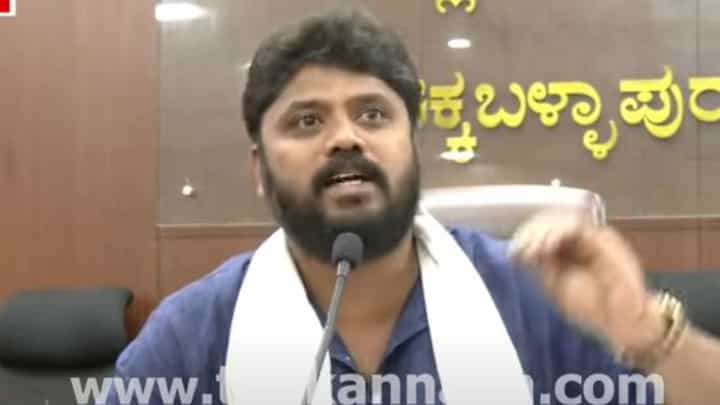 ಬಡವರಿಗೆ ತೊಂದರೆಯಾಗದಂತೆ ಪ್ರಾಮಾಣಿಕವಾಗಿ ಇ ಖಾತಾಗಳನ್ನು ಮಾಡಿಕೊಡಲು ಅಧಿಕಾರಿಗಳಿಗೆ ಪ್ರದೀಪ್ ಈಶ್ವರ್ ಸೂಚನೆ ಬಡವರಿಗೆ ತೊಂದರೆಯಾಗದಂತೆ ಪ್ರಾಮಾಣಿಕವಾಗಿ ಇ ಖಾತಾಗಳನ್ನು ಮಾಡಿಕೊಡಲು ಅಧಿಕಾರಿಗಳಿಗೆ ಪ್ರದೀಪ್ ಈಶ್ವರ್ ಸೂಚನೆ