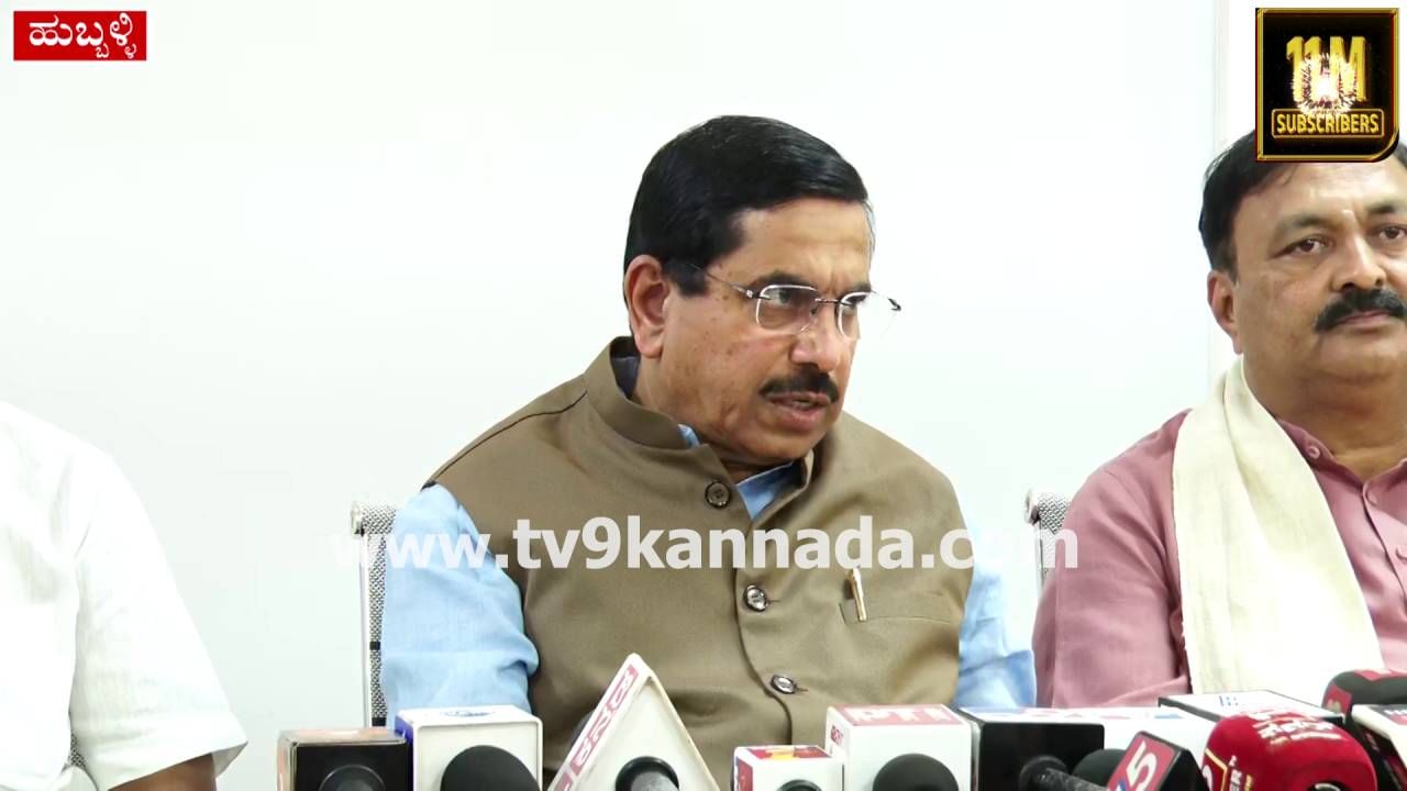 ರಾಜಕೀಯ ಪಂಡಿತ ರಾಹುಲ್​ ಗಾಂಧಿ ಇವಿಎಮ್​ ಬಗ್ಗೆ ಮಾತನಾಡುತ್ತಾರೆ: ಸಚಿವ ಜೋಶಿ ವ್ಯಂಗ್ಯ