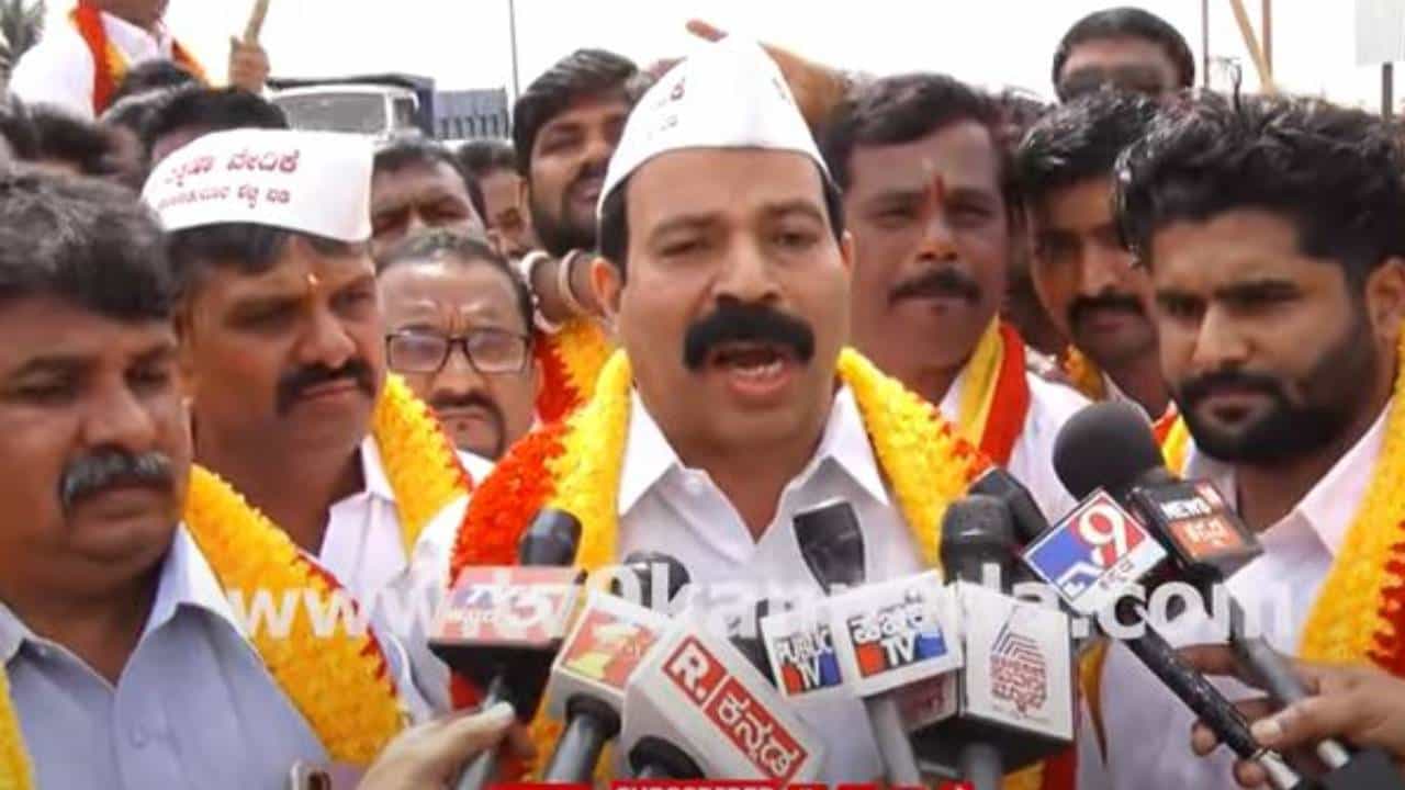 ಕನ್ನಡಿಗರ ಸ್ವಾಭಿಮಾನ ಹತ್ತಿಕ್ಕಲು ಶಿವಸೇನೆ ಮತ್ತು ಎಂಇಎಸ್ ಪುಂಡರಿಗೆ ಬಿಡೋದಿಲ್ಲ: ಪ್ರವೀಣ್ ಶೆಟ್ಟಿ, ಕರವೇ ಕನ್ನಡಿಗರ ಸ್ವಾಭಿಮಾನ ಹತ್ತಿಕ್ಕಲು ಶಿವಸೇನೆ ಮತ್ತು ಎಂಇಎಸ್ ಪುಂಡರಿಗೆ ಬಿಡೋದಿಲ್ಲ: ಪ್ರವೀಣ್ ಶೆಟ್ಟಿ, ಕರವೇ