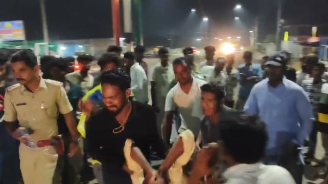 ಯುವಕನಿಗೆ ಬೈಕ್ ಡಿಕ್ಕಿ: ಆಸ್ಪತ್ರೆಗೆ ಸೇರಿಸಿ ಮಾನವೀಯತೆ ಮೆರೆದ ಪಿಎಸ್ಐ ಯುವಕನಿಗೆ ಬೈಕ್ ಡಿಕ್ಕಿ: ಆಸ್ಪತ್ರೆಗೆ ಸೇರಿಸಿ ಮಾನವೀಯತೆ ಮೆರೆದ ಪಿಎಸ್ಐ