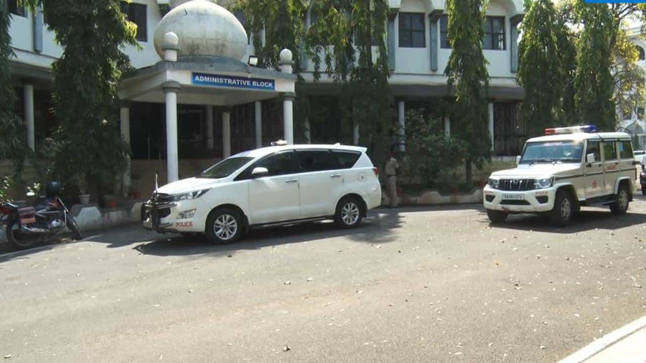 ವಿಜಯಪುರ ವೈದ್ಯಕೀಯ ಕಾಲೇಜಿನಲ್ಲಿ ಕಾಶ್ಮೀರಿ ವಿದ್ಯಾರ್ಥಿಗೆ ರ್ಯಾಗಿಂಗ್: ಪ್ರಧಾನಿಗೆ ದೂರು, ಐವರ ಬಂಧನ ವಿಜಯಪುರ ವೈದ್ಯಕೀಯ ಕಾಲೇಜಿನಲ್ಲಿ ಕಾಶ್ಮೀರಿ ವಿದ್ಯಾರ್ಥಿಗೆ ರ್ಯಾಗಿಂಗ್: ಪ್ರಧಾನಿಗೆ ದೂರು, ಐವರ ಬಂಧನ