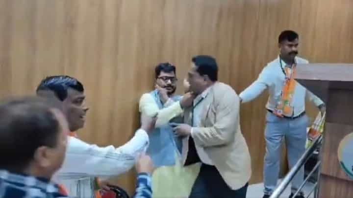 ರಾಜಸ್ಥಾನದ ಬಿಜೆಪಿ ಅಧ್ಯಕ್ಷರೆದುರೇ ಇಬ್ಬರು ನಾಯಕರ ಹೊಡೆದಾಟ; ವಿಡಿಯೋ ವೈರಲ್ ರಾಜಸ್ಥಾನದ ಬಿಜೆಪಿ ಅಧ್ಯಕ್ಷರೆದುರೇ ಇಬ್ಬರು ನಾಯಕರ ಹೊಡೆದಾಟ; ವಿಡಿಯೋ ವೈರಲ್