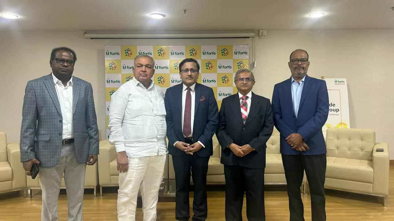 ರಾಮಲಿಂಗಾರೆಡ್ಡಿಗೆ ರೋಬೋಟ್ ನೆರವಿನ ಮೊಣಕಾಲು ಬದಲಿ ಶಸ್ತ್ರಚಿಕಿತ್ಸೆ: ಚೇತರಿಕೆ ಅನುಭವ ಹಂಚಿಕೊಂಡ ಸಚಿವ ರಾಮಲಿಂಗಾರೆಡ್ಡಿಗೆ ರೋಬೋಟ್ ನೆರವಿನ ಮೊಣಕಾಲು ಬದಲಿ ಶಸ್ತ್ರಚಿಕಿತ್ಸೆ: ಚೇತರಿಕೆ ಅನುಭವ ಹಂಚಿಕೊಂಡ ಸಚಿವ