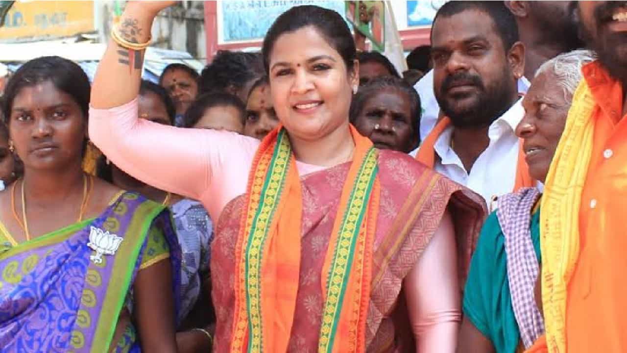 ಹಿಂದಿ ಹೇರಿಕೆ ವಿರೋಧಿಸಿ ಬಿಜೆಪಿಗೆ ರಾಜೀನಾಮೆ ನೀಡಿದ ತಮಿಳು ನಟಿ ವಿಜಯ್ ಅವರ ಟಿವಿಕೆಗೆ ಸೇರ್ಪಡೆ