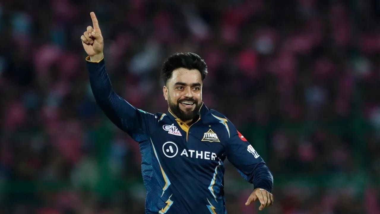 2015 ರಿಂದ ಟಿ20 ಪಂದ್ಯಗಳನ್ನಾಡುತ್ತಿರುವ ರಶೀದ್ ಖಾನ್ ಈವರೆಗೆ 457 ಇನಿಂಗ್ಸ್ಗಳಲ್ಲಿ ಬೌಲಿಂಗ್ ಮಾಡಿದ್ದಾರೆ. ಈ ವೇಳೆ 10564 ಎಸೆತಗಳನ್ನು ಎಸೆದಿರುವ ಅವರು ಒಟ್ಟು 633 ವಿಕೆಟ್ ಕಬಳಿಸಿದ್ದಾರೆ. ಈ ಮೂಲಕ ಟಿ20 ಕ್ರಿಕೆಟ್ ಇತಿಹಾಸದಲ್ಲೇ ಅತೀ ಹೆಚ್ಚು ವಿಕೆಟ್ ಪಡೆದ ಬೌಲರ್ ಎನಿಸಿಕೊಂಡಿದ್ದಾರೆ.