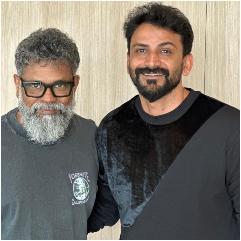 ‘ಪುಷ್ಪ 2’ ಚಿತ್ರದ ನಿರ್ದೇಶಕ ಸುಕುಮಾರ್ ಅವರಿಗೂ ವಿವಾಹ ಆಮಂತ್ರಣ ತಲುಪಿದೆ. ಈ ಫೋಟೋಗಳು ಸೋಶಿಯಲ್ ಮೀಡಿಯಾದಲ್ಲಿ ವೈರಲ್ ಆಗಿ ಗಮನ ಸೆಳೆದಿವೆ. ‘ಪುಷ್ಪ 3’ ಚಿತ್ರವನ್ನು ಅವರು ಮಾಡುವುದಾಗಿ ಸೂಚನೆ ಕೊಟ್ಟಿದ್ದಾರೆ.