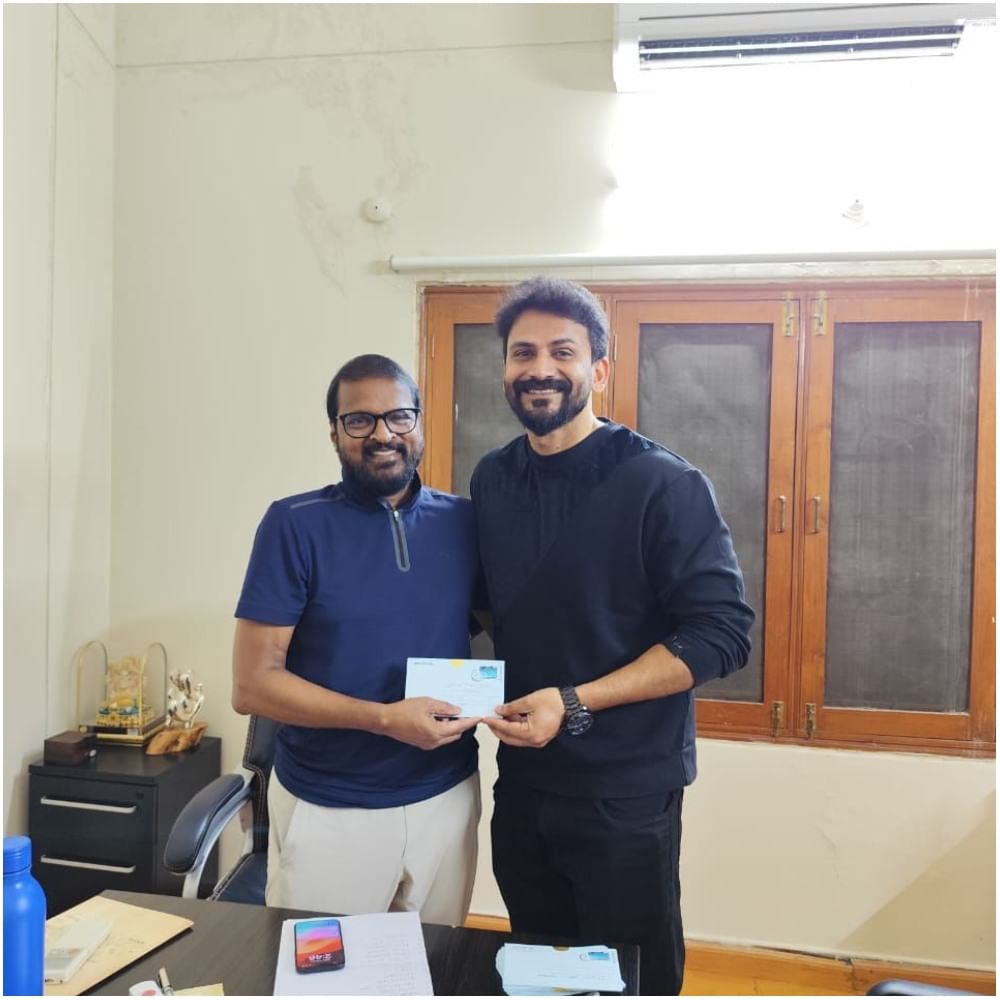 ‘ಮೈತ್ರಿ ಮೂವೀ ಮೇಕರ್ಸ್’ ‘ಪುಷ್ಪ 2’ ಚಿತ್ರ ನಿರ್ಮಾಣದಲ್ಲಿ ಪ್ರಮುಖ ಪಾತ್ರವಹಿಸಿದೆ. ಇದರ ನಿರ್ಮಾತೃರಿಗೂ ಇನ್​ವಿಟೇಷನ್ ಹೋಗಿದೆ. ಸ್ವತಃ ಧನಂಜಯ್ ಅವರೇ ಕಚೇರಿಗೆ ತೆರಳಿ ಮಾಹಿತಿ ನೀಡಿದ್ದಾರೆ.