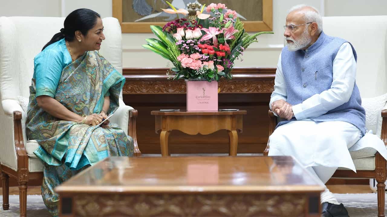 ಪ್ರಧಾನಿ ಮೋದಿಯನ್ನು ಭೇಟಿಯಾದ ದೆಹಲಿ ಸಿಎಂ ರೇಖಾ ಗುಪ್ತಾ ಪ್ರಧಾನಿ ಮೋದಿಯನ್ನು ಭೇಟಿಯಾದ ದೆಹಲಿ ಸಿಎಂ ರೇಖಾ ಗುಪ್ತಾ
