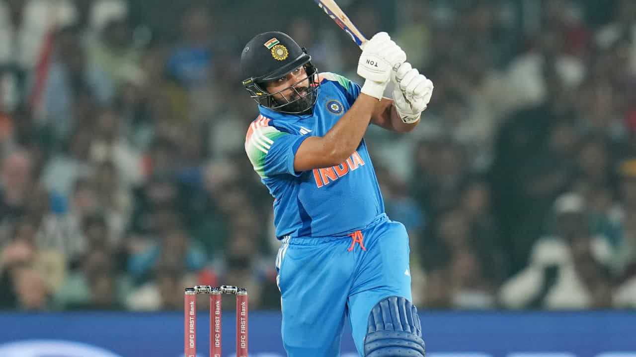 ಕಟಕ್ನಲ್ಲಿ ನಡೆಯುತ್ತಿರುವ ಭಾರತ ಹಾಗೂ ಇಂಗ್ಲೆಂಡ್ ನಡುವಿನ ಎರಡನೇ ಏಕದಿನ ಪಂದ್ಯದಲ್ಲಿ ಟಾಸ್ ಗೆದ್ದು ಮೊದಲು ಬ್ಯಾಟಿಂಗ್ ಮಾಡಿದ ಇಂಗ್ಲೆಂಡ್ ತಂಡ 304 ರನ್ಗಳ ಸ್ಪರ್ಧಾತ್ಮಕ ಮೊತ್ತವನ್ನು ಕಲೆಹಾಕಿದೆ. ಈ ಗುರಿ ಬೆನ್ನಟ್ಟಿರುವ ಟೀಂ ಇಂಡಿಯಾಕ್ಕೆ ಆರಂಭಿಕರಾದ ರೋಹಿತ್ ಶರ್ಮಾ ಹಾಗೂ ಶುಭ್ಮನ್ ಗಿಲ್ ಮುರಿಯದ ವಿಕೆಟ್ಗೆ ಶತಕದ ಜೊತೆಯಾಟವನ್ನಾಡಿದ್ದಾರೆ.