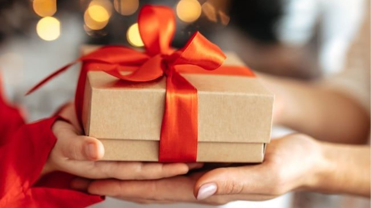 Rose Day Gift Ideas : ರೋಸ್ ಡೇಗೆ ನಿಮ್ಮ ಸಂಗಾತಿಗೆ ಈ ರೀತಿ ಉಡುಗೊರೆ ನೀಡಿ Rose Day Gift Ideas : ರೋಸ್ ಡೇಗೆ ನಿಮ್ಮ ಸಂಗಾತಿಗೆ ಈ ರೀತಿ ಉಡುಗೊರೆ ನೀಡಿ