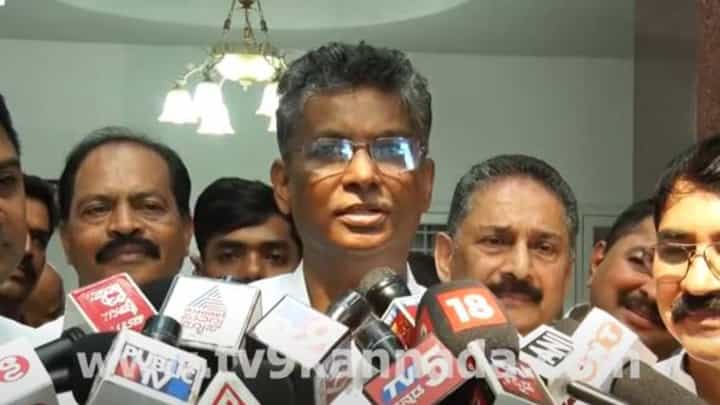 ತಮ್ಮ ಅಧೀನದಲ್ಲಿರುವ ರಾಜಣ್ಣರನ್ನೇ ಕೆಪಿಸಿಸಿ ಕಾರ್ಯಾಧ್ಯಕ್ಷ ಕರೆಸಿ ಮಾತಾಡಬಹುದಿತ್ತು: ಸತೀಶ್ ಜಾರಕಿಹೊಳಿ ತಮ್ಮ ಅಧೀನದಲ್ಲಿರುವ ರಾಜಣ್ಣರನ್ನೇ ಕೆಪಿಸಿಸಿ ಕಾರ್ಯಾಧ್ಯಕ್ಷ ಕರೆಸಿ ಮಾತಾಡಬಹುದಿತ್ತು: ಸತೀಶ್ ಜಾರಕಿಹೊಳಿ