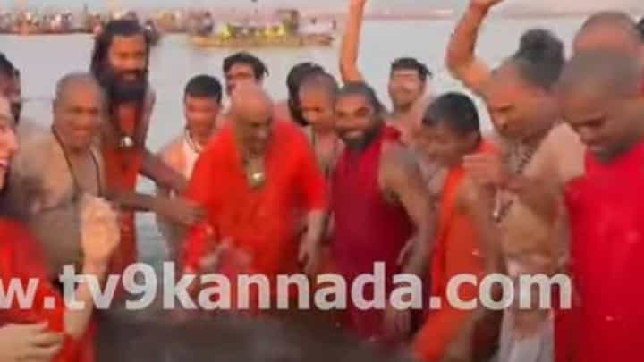 Maha Kumbh Mela 2025: ಸುತ್ತೂರು ಶ್ರೀಗಳು ಮತ್ತು ವಚನಾನಂದ ಸ್ವಾಮೀಜಿಗಳಿಂದ ತ್ರಿವೇಣಿ ಸಂಗಮದಲ್ಲಿ ಪುಣ್ಯಸ್ನಾನ Maha Kumbh Mela 2025: ಸುತ್ತೂರು ಶ್ರೀಗಳು ಮತ್ತು ವಚನಾನಂದ ಸ್ವಾಮೀಜಿಗಳಿಂದ ತ್ರಿವೇಣಿ ಸಂಗಮದಲ್ಲಿ ಪುಣ್ಯಸ್ನಾನ