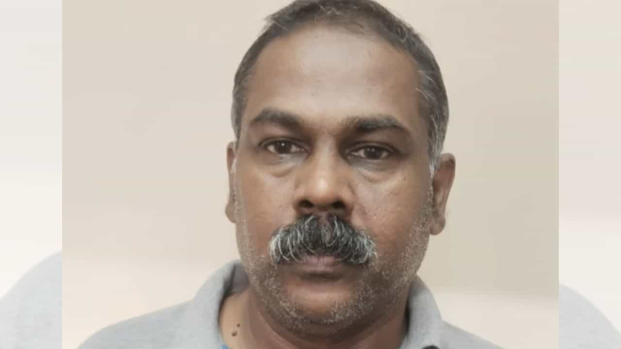 ‘ಇಡಿ' ಅಧಿಕಾರಿಗಳ ಹೆಸರಿನಲ್ಲಿ ನಕಲಿ ದಾಳಿ ಪ್ರಕರಣ: ಕೇರಳ ಪೊಲೀಸ್ ಅಧಿಕಾರಿಯೇ ದರೋಡೆಯ ಮಾಸ್ಟರ್ ಮೈಂಡ್! ‘ಇಡಿ' ಅಧಿಕಾರಿಗಳ ಹೆಸರಿನಲ್ಲಿ ನಕಲಿ ದಾಳಿ ಪ್ರಕರಣ: ಕೇರಳ ಪೊಲೀಸ್ ಅಧಿಕಾರಿಯೇ ದರೋಡೆಯ ಮಾಸ್ಟರ್ ಮೈಂಡ್!