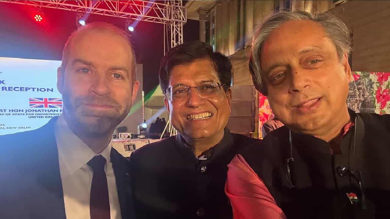 ಕಾಂಗ್ರೆಸ್ ಜೊತೆಗಿನ ಭಿನ್ನಾಭಿಪ್ರಾಯದ ಸುದ್ದಿ ಬೆನ್ನಲ್ಲೇ ಬಿಜೆಪಿ ಸಚಿವ ಪಿಯೂಷ್ ಗೋಯಲ್ ಜೊತೆ ಸೆಲ್ಫೀ ಕ್ಲಿಕ್ಕಿಸಿಕೊಂಡ ಸಂಸದ ಶಶಿ ತರೂರ್ ಕಾಂಗ್ರೆಸ್ ಜೊತೆಗಿನ ಭಿನ್ನಾಭಿಪ್ರಾಯದ ಸುದ್ದಿ ಬೆನ್ನಲ್ಲೇ ಬಿಜೆಪಿ ಸಚಿವ ಪಿಯೂಷ್ ಗೋಯಲ್ ಜೊತೆ ಸೆಲ್ಫೀ ಕ್ಲಿಕ್ಕಿಸಿಕೊಂಡ ಸಂಸದ ಶಶಿ ತರೂರ್