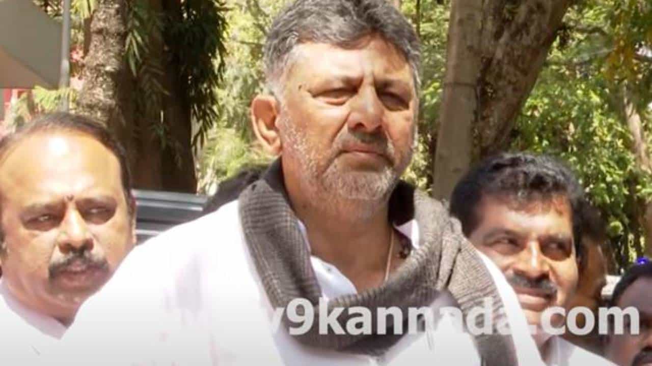 ರಾಜಣ್ಣ ಆಡಿರುವ ಮಾತಿಗೆ ಪ್ರತಿಕ್ರಿಯೆ ಕೇಳಿದಾಗ ಡಿಕೆ ಶಿವಕುಮಾರ್, ಕೇರಳ ಹೋಗ್ತಿದ್ದೀನಿ, ಆಮೇಲೆ ಮಾತಾಡ್ತೀನಿ ಎಂದರು! ರಾಜಣ್ಣ ಆಡಿರುವ ಮಾತಿಗೆ ಪ್ರತಿಕ್ರಿಯೆ ಕೇಳಿದಾಗ ಡಿಕೆ ಶಿವಕುಮಾರ್, ಕೇರಳ ಹೋಗ್ತಿದ್ದೀನಿ, ಆಮೇಲೆ ಮಾತಾಡ್ತೀನಿ ಎಂದರು!