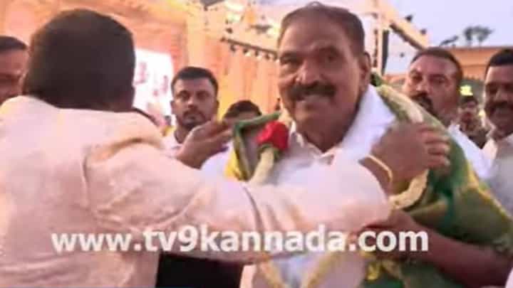 ಡಾಲಿ ಧನಂಜಯ ಮದುವೆ ಆರತಕ್ಷತೆಯಲ್ಲೇ ಶಾಸಕ ಶಿವಲಿಂಗೇಗೌಡರಿಗೆ ಸನ್ಮಾನ ಮಾಡಿದ ನಟನ ಕುಟುಂಬ ಡಾಲಿ ಧನಂಜಯ ಮದುವೆ ಆರತಕ್ಷತೆಯಲ್ಲೇ ಶಾಸಕ ಶಿವಲಿಂಗೇಗೌಡರಿಗೆ ಸನ್ಮಾನ ಮಾಡಿದ ನಟನ ಕುಟುಂಬ