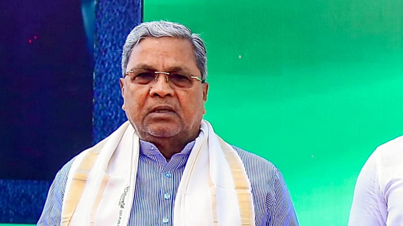 ‘ಲಾಂಗೆಸ್ಟ್ ಚೀಫ್ ಮಿನಿಸ್ಟರ್ ಆಫ್ ಕರ್ನಾಟಕ’ ಆಗ್ತೀನಿ ಎಂದ ಸಿದ್ದರಾಮಯ್ಯ: ಸಿಎಂ ಹುದ್ದೆ ಚರ್ಚೆಗೆ ಮೆಗಾ ಟ್ವಿಸ್ಟ್ ‘ಲಾಂಗೆಸ್ಟ್ ಚೀಫ್ ಮಿನಿಸ್ಟರ್ ಆಫ್ ಕರ್ನಾಟಕ’ ಆಗ್ತೀನಿ ಎಂದ ಸಿದ್ದರಾಮಯ್ಯ: ಸಿಎಂ ಹುದ್ದೆ ಚರ್ಚೆಗೆ ಮೆಗಾ ಟ್ವಿಸ್ಟ್