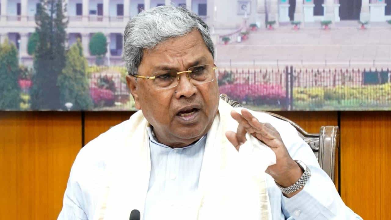 ರಾಜ್ಯದಲ್ಲಿನ ಅನಧಿಕೃತ ಬಡಾವಣೆಗಳಿಗೆ ಬಿತ್ತು ಕಡಿವಾಣ: ಸಿಎಂ ಸಿದ್ದರಾಮಯ್ಯ ಖಡಕ್ ಸೂಚನೆ ರಾಜ್ಯದಲ್ಲಿನ ಅನಧಿಕೃತ ಬಡಾವಣೆಗಳಿಗೆ ಬಿತ್ತು ಕಡಿವಾಣ: ಸಿಎಂ ಸಿದ್ದರಾಮಯ್ಯ ಖಡಕ್ ಸೂಚನೆ