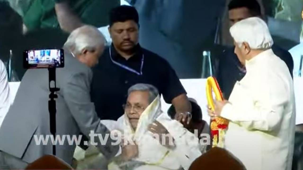 ವ್ಹೀಲ್ ಚೇರ್​​ನಲ್ಲಿ ಆಗಮಿಸಿ ಕರ್ನಾಟಕ ಇಂಟರ್​ನ್ಯಾಷನಲ್ ಟ್ರಾವೆಲ್ ಎಕ್ಸ್​ಪೋಗೆ ಚಾಲನೆ ನೀಡಿದ ಸಿದ್ದರಾಮಯ್ಯ