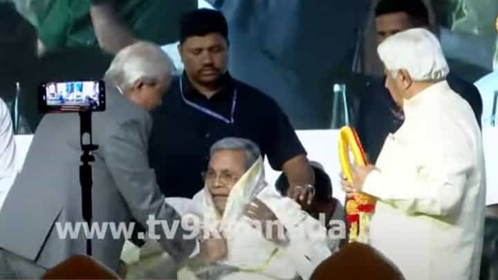 ವ್ಹೀಲ್ ಚೇರ್ನಲ್ಲಿ ಆಗಮಿಸಿ ಕರ್ನಾಟಕ ಇಂಟರ್ನ್ಯಾಷನಲ್ ಟ್ರಾವೆಲ್ ಎಕ್ಸ್ಪೋಗೆ ಚಾಲನೆ ನೀಡಿದ ಸಿದ್ದರಾಮಯ್ಯ ವ್ಹೀಲ್ ಚೇರ್ನಲ್ಲಿ ಆಗಮಿಸಿ ಕರ್ನಾಟಕ ಇಂಟರ್ನ್ಯಾಷನಲ್ ಟ್ರಾವೆಲ್ ಎಕ್ಸ್ಪೋಗೆ ಚಾಲನೆ ನೀಡಿದ ಸಿದ್ದರಾಮಯ್ಯ