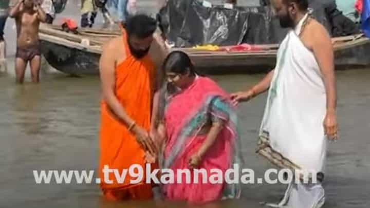 ಮಹಾಕುಂಭ ಮೇಳದಲ್ಲಿ ಪುಣ್ಯಸ್ನಾನ ಮಾಡಿದ ಮಾಜಿ ಸಚಿವ ಬಿ ಶ್ರೀರಾಮಲು ಮಹಾಕುಂಭ ಮೇಳದಲ್ಲಿ ಪುಣ್ಯಸ್ನಾನ ಮಾಡಿದ ಮಾಜಿ ಸಚಿವ ಬಿ ಶ್ರೀರಾಮಲು