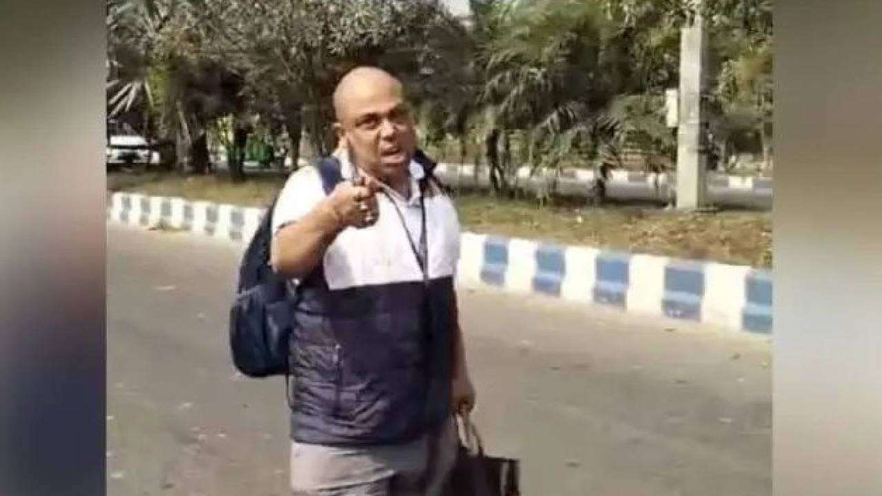 ರಜೆ ಕೊಡಲಿಲ್ಲವೆಂದು ಸಹೋದ್ಯೋಗಿಗೆ ಚಾಕುವಿನಿಂದ ಇರಿದ ಸರ್ಕಾರಿ ನೌಕರ ರಜೆ ಕೊಡಲಿಲ್ಲವೆಂದು ಸಹೋದ್ಯೋಗಿಗೆ ಚಾಕುವಿನಿಂದ ಇರಿದ ಸರ್ಕಾರಿ ನೌಕರ