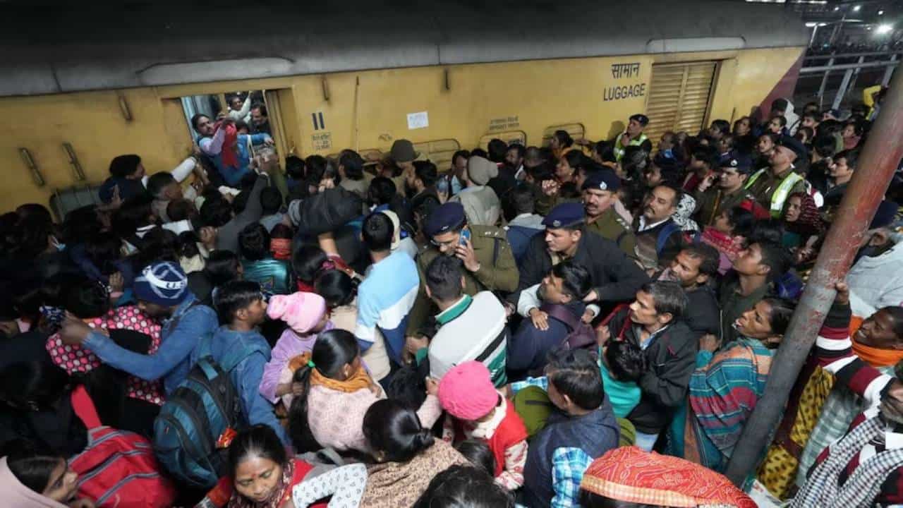 Delhi Stampede: ದೆಹಲಿ ರೈಲ್ವೆ ನಿಲ್ದಾಣದಲ್ಲಿ ಸಂಭವಿಸಿದ ಕಾಲ್ತುಳಿತಕ್ಕೆ ಕಾರಣವೇನು? Delhi Stampede: ದೆಹಲಿ ರೈಲ್ವೆ ನಿಲ್ದಾಣದಲ್ಲಿ ಸಂಭವಿಸಿದ ಕಾಲ್ತುಳಿತಕ್ಕೆ ಕಾರಣವೇನು?